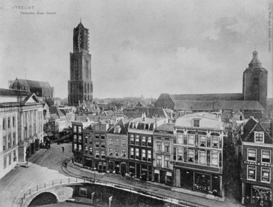 66897 Gezicht op de Stadhuisbrug te Utrecht, met rechts de voorgevel van het Stadhuis. Rechts de voorgevels van de ...